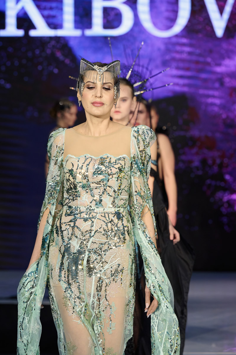 Обладательница титула «Миссис MS Владимирская Красавица — 2024» дебютировала в качестве модели. На Неделе фешен в рамках выставки-форума «Уникальная Россия» она представила наряд известного дизайнера Кристины Кибовской. Своими впечатлениями от престижного события Екатерина Максимова поделилась с «Ключ-Медиа».