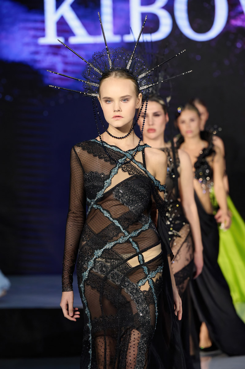 Обладательница титула «Миссис MS Владимирская Красавица — 2024» дебютировала в качестве модели. На Неделе фешен в рамках выставки-форума «Уникальная Россия» она представила наряд известного дизайнера Кристины Кибовской. Своими впечатлениями от престижного события Екатерина Максимова поделилась с «Ключ-Медиа».