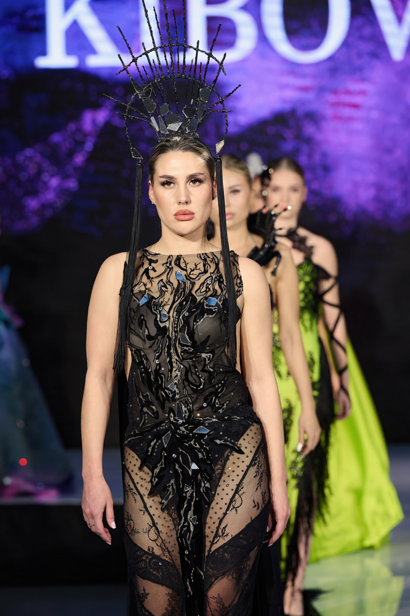 Обладательница титула «Миссис MS Владимирская Красавица — 2024» дебютировала в качестве модели. На Неделе фешен в рамках выставки-форума «Уникальная Россия» она представила наряд известного дизайнера Кристины Кибовской. Своими впечатлениями от престижного события Екатерина Максимова поделилась с «Ключ-Медиа».