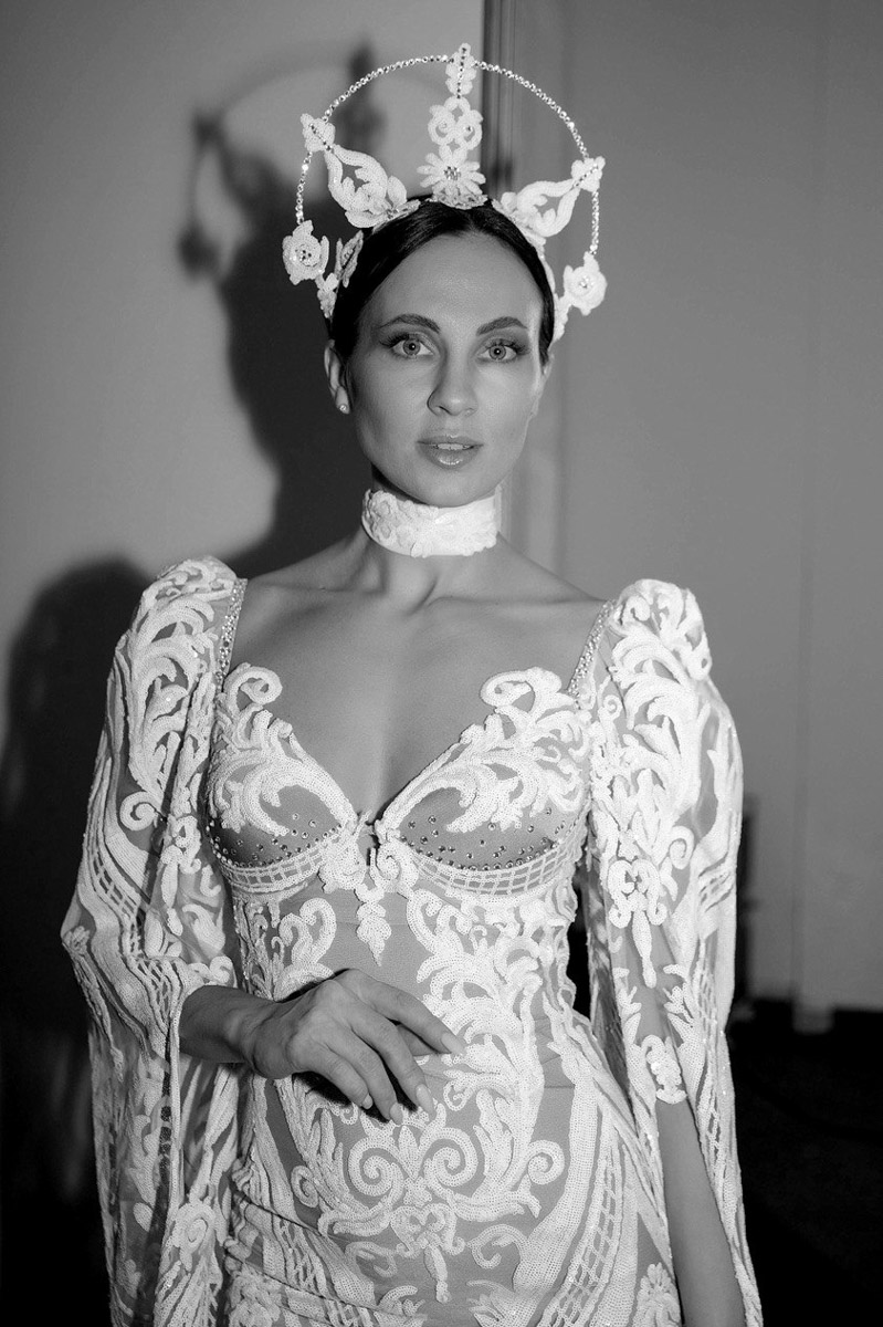 Обладательница титула «Миссис MS Владимирская Красавица — 2024» дебютировала в качестве модели. На Неделе фешен в рамках выставки-форума «Уникальная Россия» она представила наряд известного дизайнера Кристины Кибовской. Своими впечатлениями от престижного события Екатерина Максимова поделилась с «Ключ-Медиа».