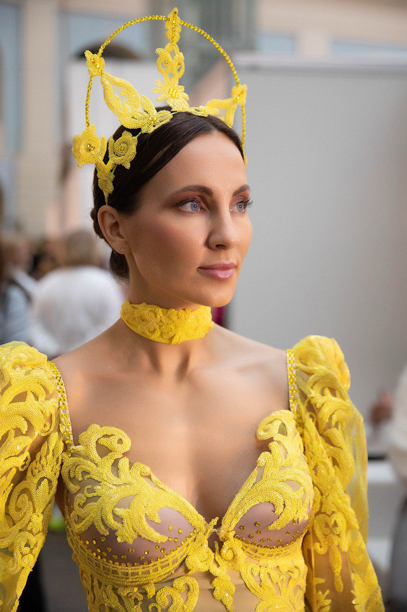 Обладательница титула «Миссис MS Владимирская Красавица — 2024» дебютировала в качестве модели. На Неделе фешен в рамках выставки-форума «Уникальная Россия» она представила наряд известного дизайнера Кристины Кибовской. Своими впечатлениями от престижного события Екатерина Максимова поделилась с «Ключ-Медиа».