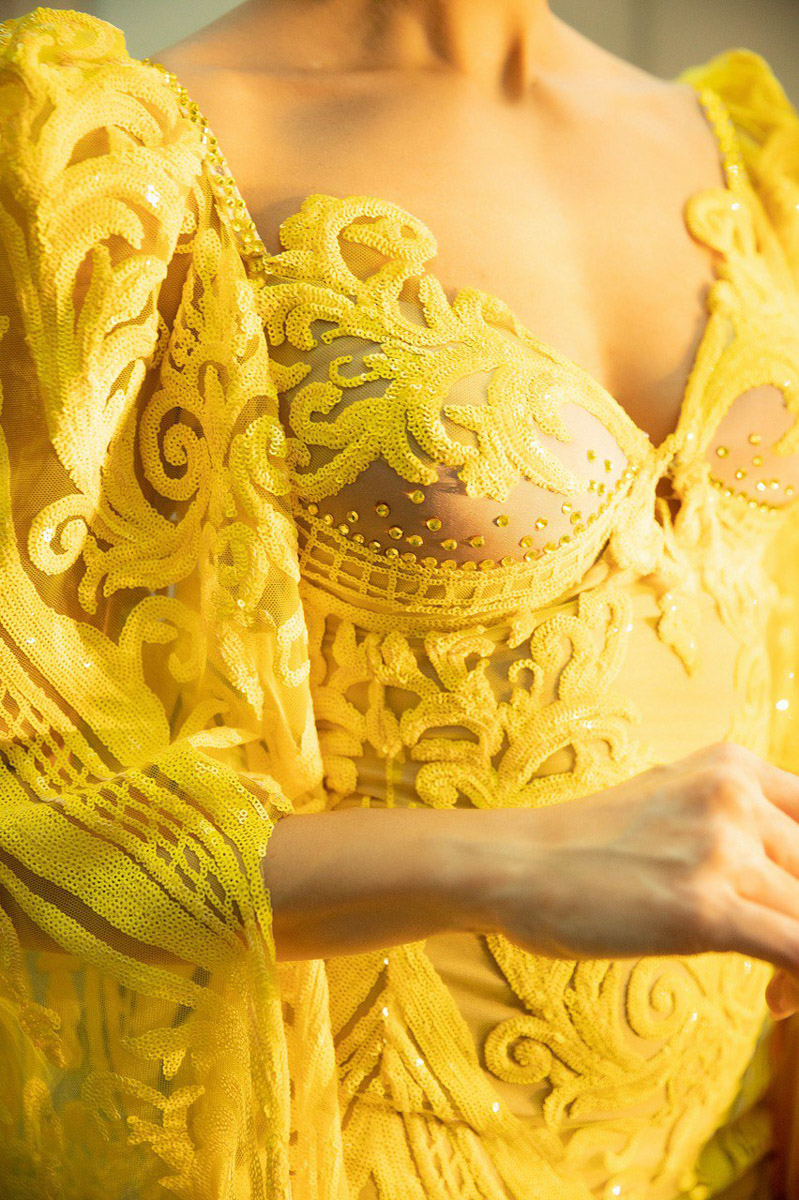 Обладательница титула «Миссис MS Владимирская Красавица — 2024» дебютировала в качестве модели. На Неделе фешен в рамках выставки-форума «Уникальная Россия» она представила наряд известного дизайнера Кристины Кибовской. Своими впечатлениями от престижного события Екатерина Максимова поделилась с «Ключ-Медиа».