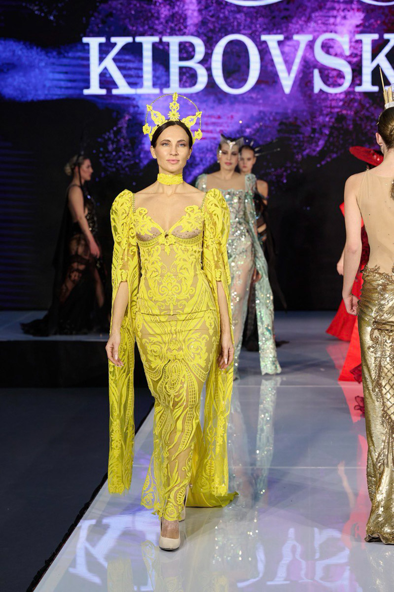 Обладательница титула «Миссис MS Владимирская Красавица — 2024» дебютировала в качестве модели. На Неделе фешен в рамках выставки-форума «Уникальная Россия» она представила наряд известного дизайнера Кристины Кибовской. Своими впечатлениями от престижного события Екатерина Максимова поделилась с «Ключ-Медиа».