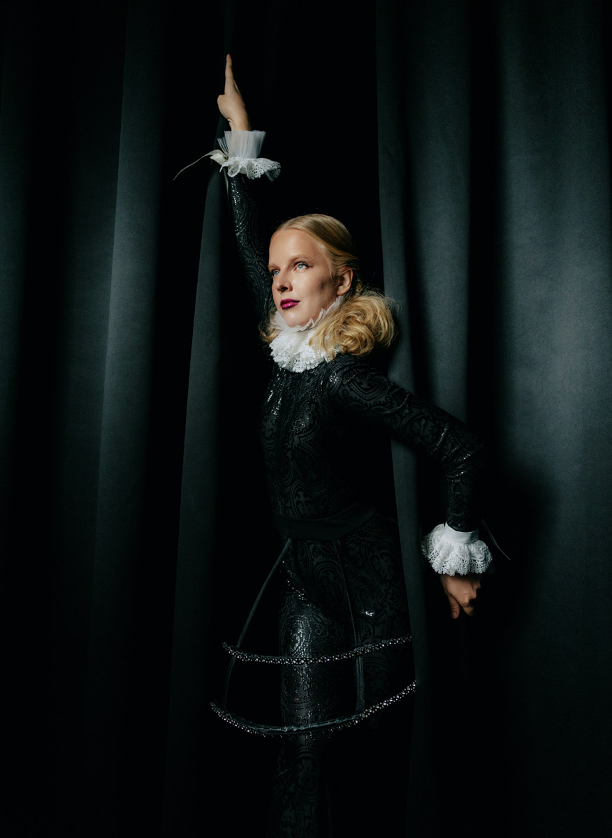 Популярная платформа Pinterest представила два десятка модных веяний 2025-го. Некоторые из них начали набирать популярность в прошлом году, а в этом их ждет настоящий триумф. Владимирские фотографы оказались на волне модных интернет-течений и воплотили в своих работах самые яркие предсказания сервиса для визуалов.