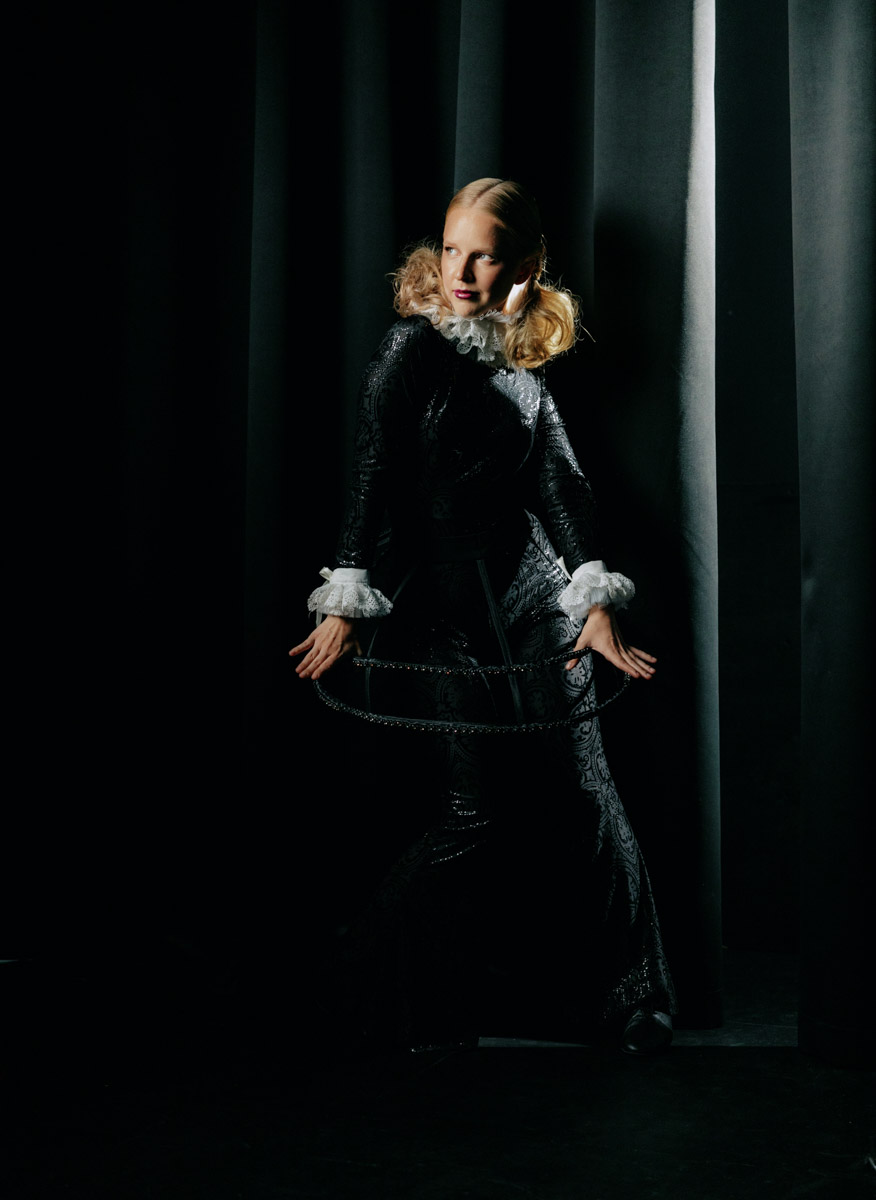 Популярная платформа Pinterest представила два десятка модных веяний 2025-го. Некоторые из них начали набирать популярность в прошлом году, а в этом их ждет настоящий триумф. Владимирские фотографы оказались на волне модных интернет-течений и воплотили в своих работах самые яркие предсказания сервиса для визуалов.