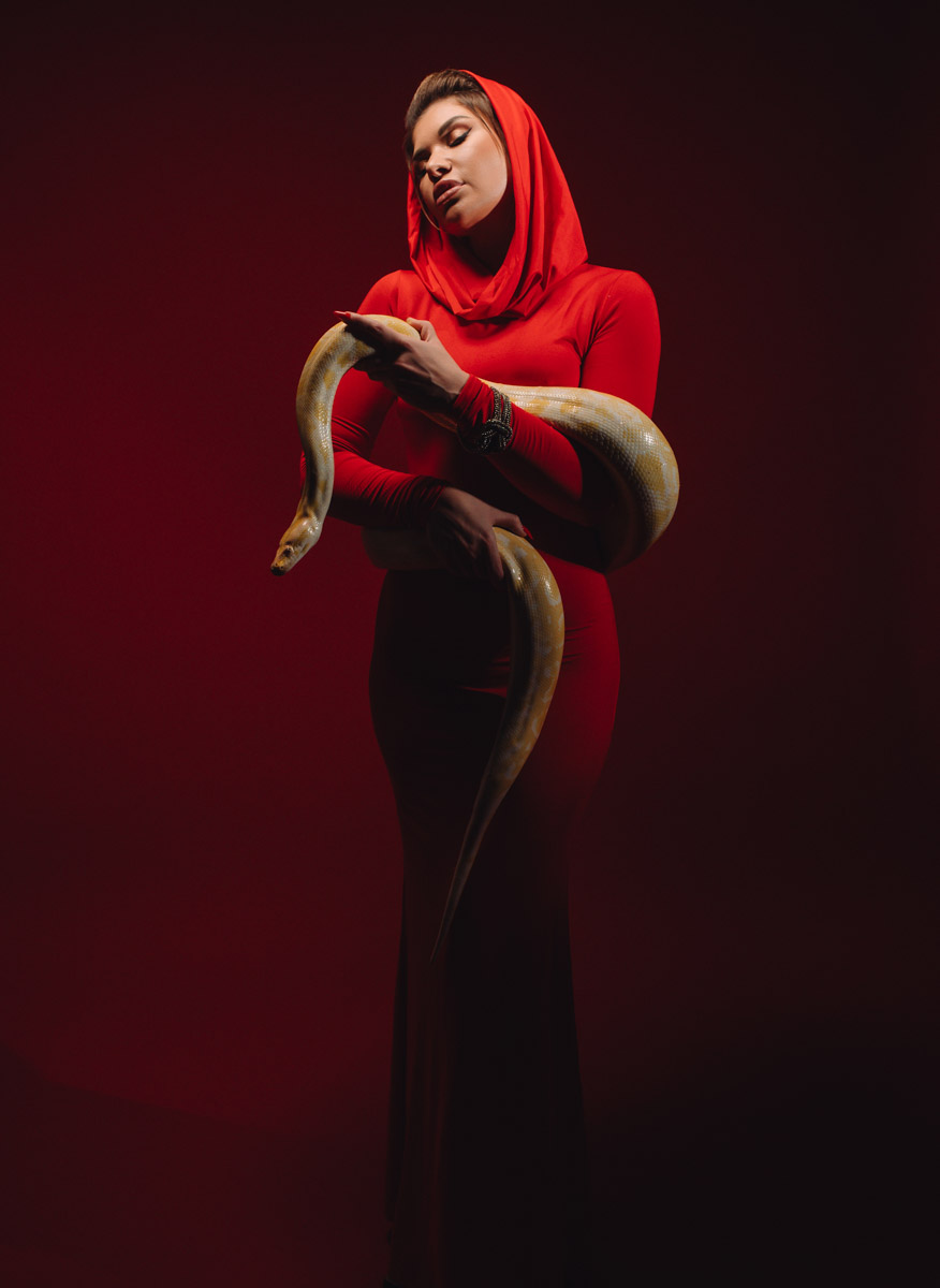 Популярная платформа Pinterest представила два десятка модных веяний 2025-го. Некоторые из них начали набирать популярность в прошлом году, а в этом их ждет настоящий триумф. Владимирские фотографы оказались на волне модных интернет-течений и воплотили в своих работах самые яркие предсказания сервиса для визуалов.