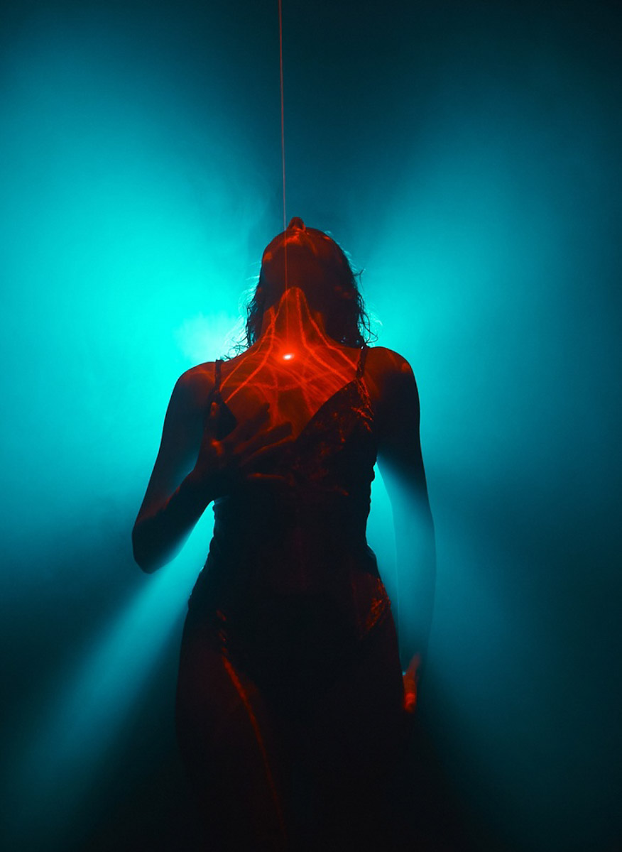 Популярная платформа Pinterest представила два десятка модных веяний 2025-го. Некоторые из них начали набирать популярность в прошлом году, а в этом их ждет настоящий триумф. Владимирские фотографы оказались на волне модных интернет-течений и воплотили в своих работах самые яркие предсказания сервиса для визуалов.