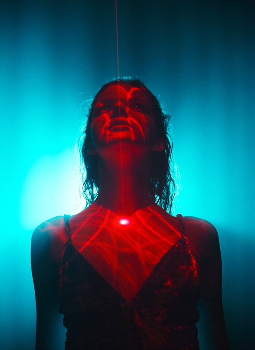 Популярная платформа Pinterest представила два десятка модных веяний 2025-го. Некоторые из них начали набирать популярность в прошлом году, а в этом их ждет настоящий триумф. Владимирские фотографы оказались на волне модных интернет-течений и воплотили в своих работах самые яркие предсказания сервиса для визуалов.