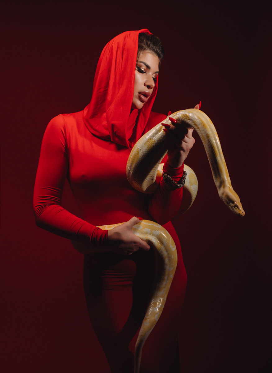 Популярная платформа Pinterest представила два десятка модных веяний 2025-го. Некоторые из них начали набирать популярность в прошлом году, а в этом их ждет настоящий триумф. Владимирские фотографы оказались на волне модных интернет-течений и воплотили в своих работах самые яркие предсказания сервиса для визуалов.