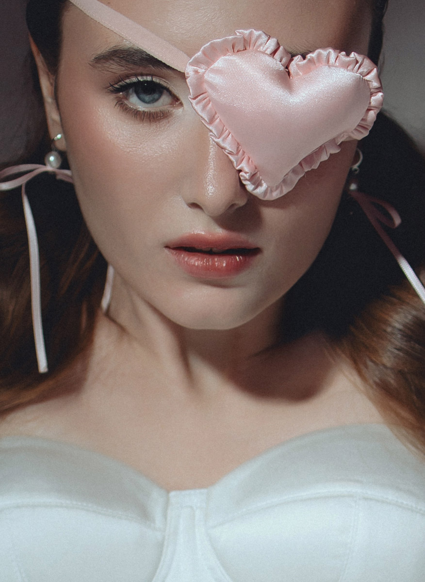 Популярная платформа Pinterest представила два десятка модных веяний 2025-го. Некоторые из них начали набирать популярность в прошлом году, а в этом их ждет настоящий триумф. Владимирские фотографы оказались на волне модных интернет-течений и воплотили в своих работах самые яркие предсказания сервиса для визуалов.