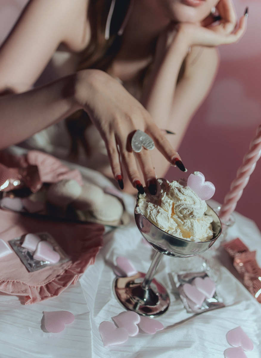 Популярная платформа Pinterest представила два десятка модных веяний 2025-го. Некоторые из них начали набирать популярность в прошлом году, а в этом их ждет настоящий триумф. Владимирские фотографы оказались на волне модных интернет-течений и воплотили в своих работах самые яркие предсказания сервиса для визуалов.