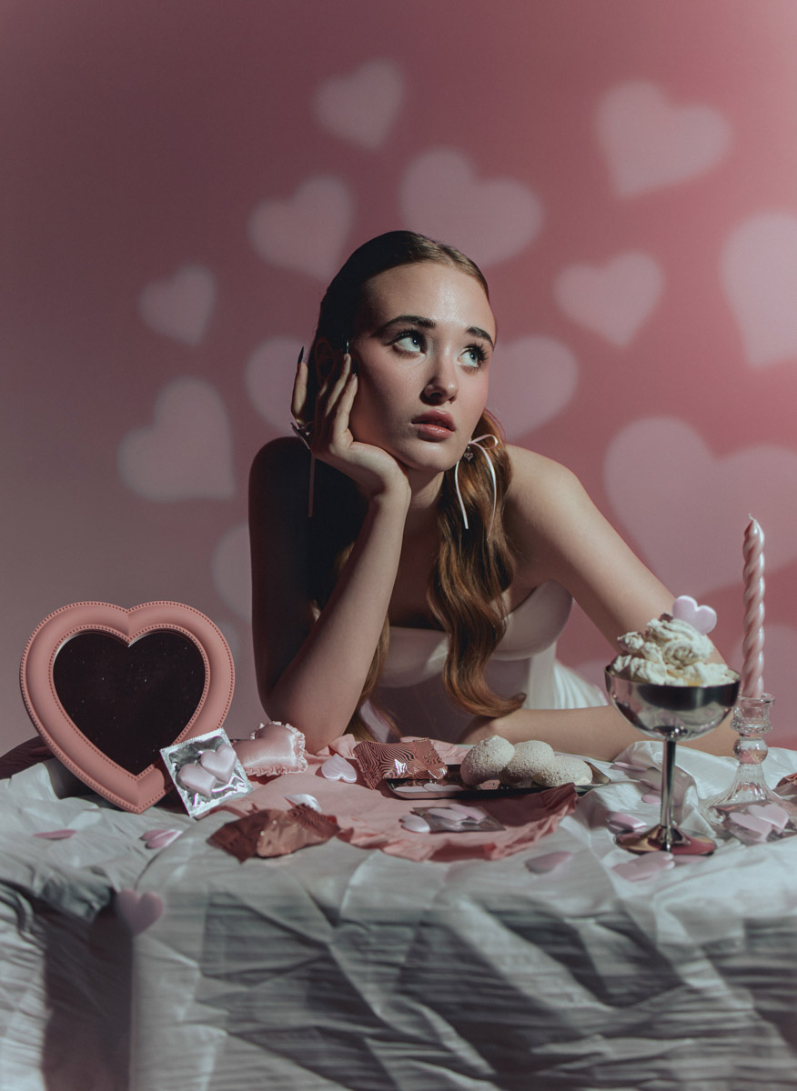 Популярная платформа Pinterest представила два десятка модных веяний 2025-го. Некоторые из них начали набирать популярность в прошлом году, а в этом их ждет настоящий триумф. Владимирские фотографы оказались на волне модных интернет-течений и воплотили в своих работах самые яркие предсказания сервиса для визуалов.