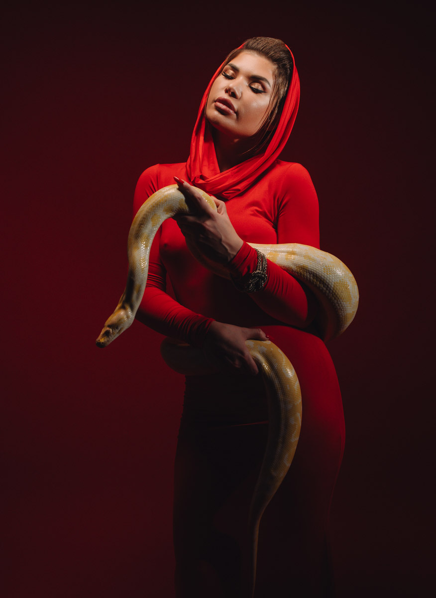 Популярная платформа Pinterest представила два десятка модных веяний 2025-го. Некоторые из них начали набирать популярность в прошлом году, а в этом их ждет настоящий триумф. Владимирские фотографы оказались на волне модных интернет-течений и воплотили в своих работах самые яркие предсказания сервиса для визуалов.