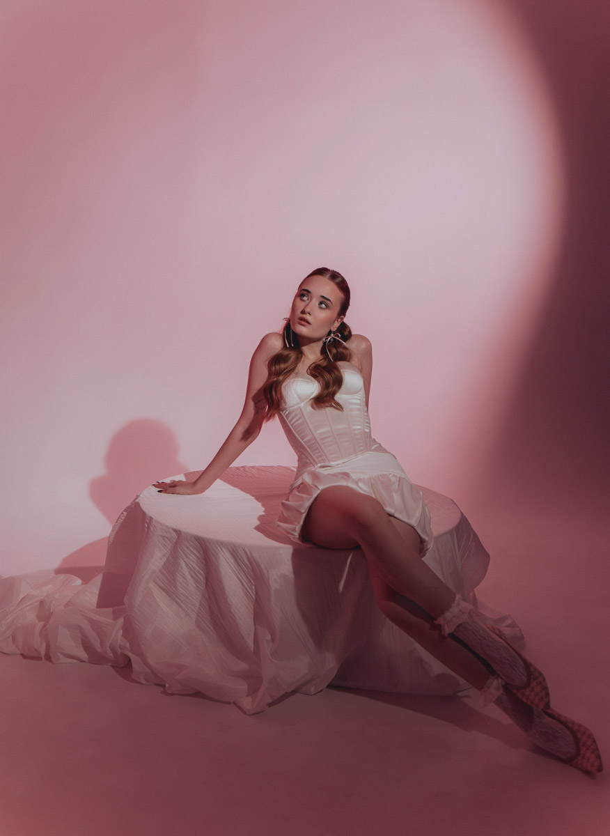 Популярная платформа Pinterest представила два десятка модных веяний 2025-го. Некоторые из них начали набирать популярность в прошлом году, а в этом их ждет настоящий триумф. Владимирские фотографы оказались на волне модных интернет-течений и воплотили в своих работах самые яркие предсказания сервиса для визуалов.