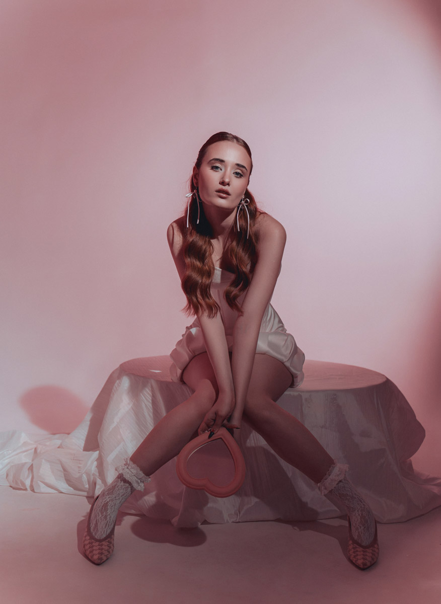 Популярная платформа Pinterest представила два десятка модных веяний 2025-го. Некоторые из них начали набирать популярность в прошлом году, а в этом их ждет настоящий триумф. Владимирские фотографы оказались на волне модных интернет-течений и воплотили в своих работах самые яркие предсказания сервиса для визуалов.