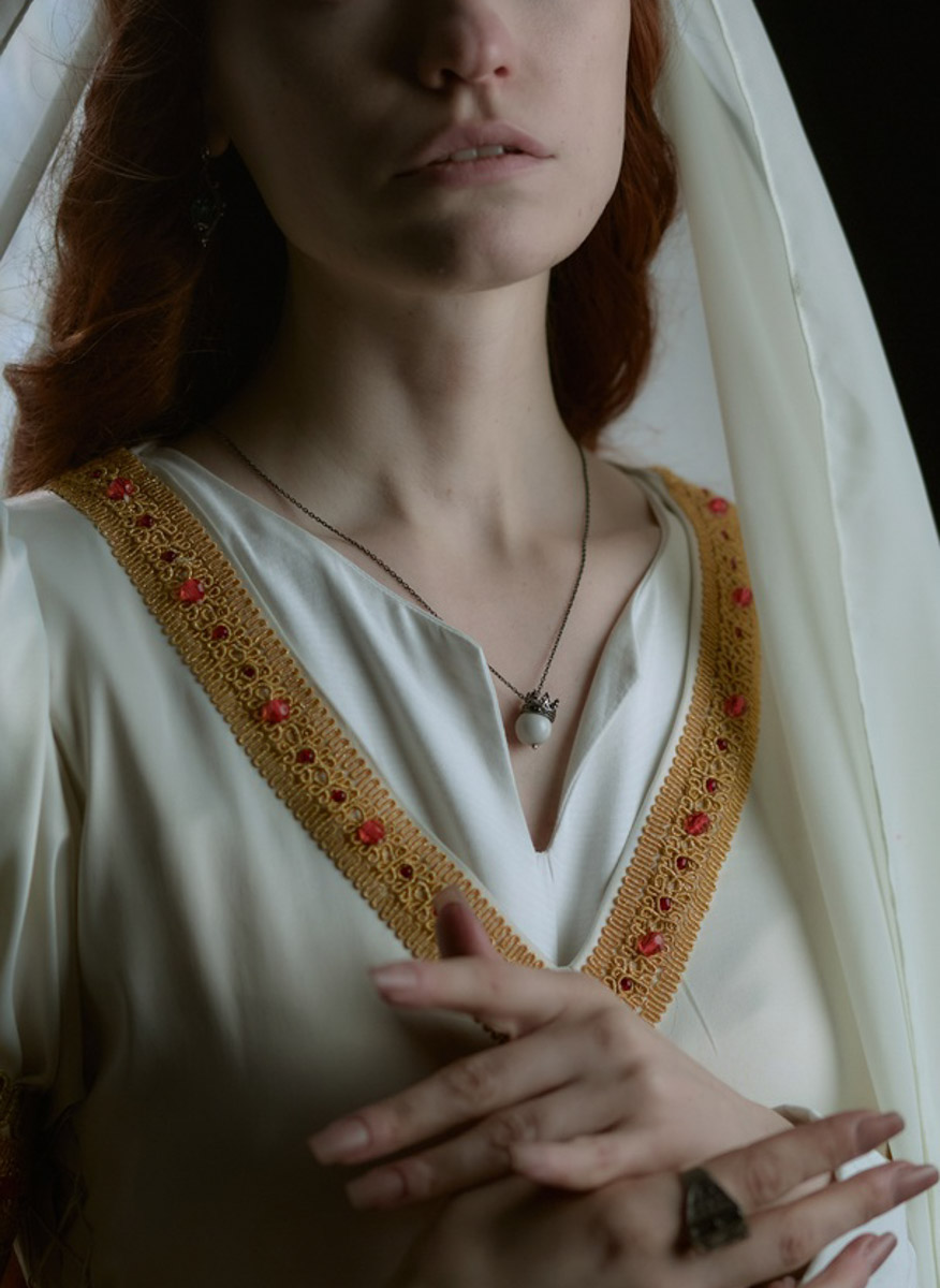 Популярная платформа Pinterest представила два десятка модных веяний 2025-го. Некоторые из них начали набирать популярность в прошлом году, а в этом их ждет настоящий триумф. Владимирские фотографы оказались на волне модных интернет-течений и воплотили в своих работах самые яркие предсказания сервиса для визуалов.