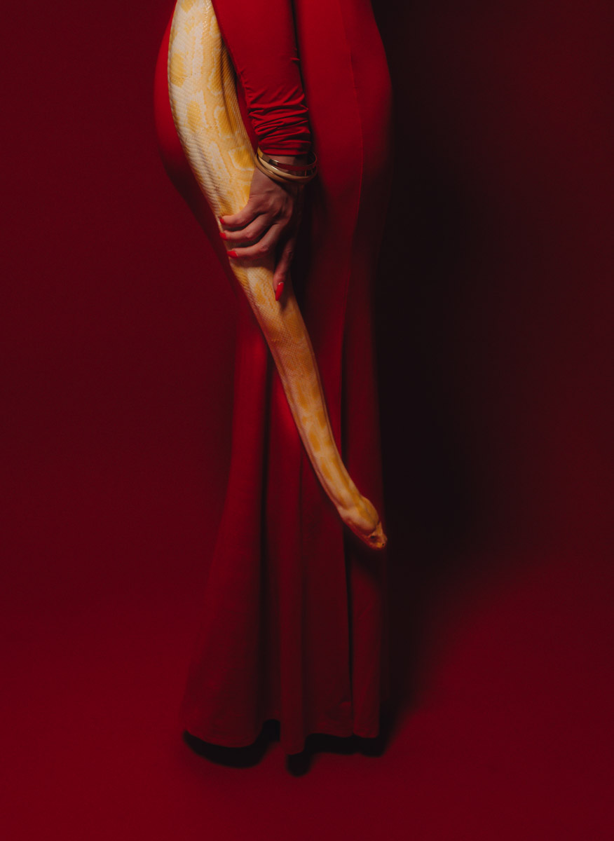 Популярная платформа Pinterest представила два десятка модных веяний 2025-го. Некоторые из них начали набирать популярность в прошлом году, а в этом их ждет настоящий триумф. Владимирские фотографы оказались на волне модных интернет-течений и воплотили в своих работах самые яркие предсказания сервиса для визуалов.