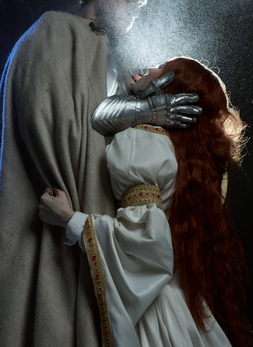 Популярная платформа Pinterest представила два десятка модных веяний 2025-го. Некоторые из них начали набирать популярность в прошлом году, а в этом их ждет настоящий триумф. Владимирские фотографы оказались на волне модных интернет-течений и воплотили в своих работах самые яркие предсказания сервиса для визуалов.