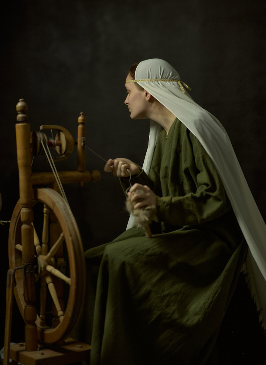 Популярная платформа Pinterest представила два десятка модных веяний 2025-го. Некоторые из них начали набирать популярность в прошлом году, а в этом их ждет настоящий триумф. Владимирские фотографы оказались на волне модных интернет-течений и воплотили в своих работах самые яркие предсказания сервиса для визуалов.