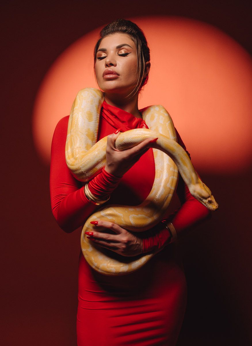 Популярная платформа Pinterest представила два десятка модных веяний 2025-го. Некоторые из них начали набирать популярность в прошлом году, а в этом их ждет настоящий триумф. Владимирские фотографы оказались на волне модных интернет-течений и воплотили в своих работах самые яркие предсказания сервиса для визуалов.