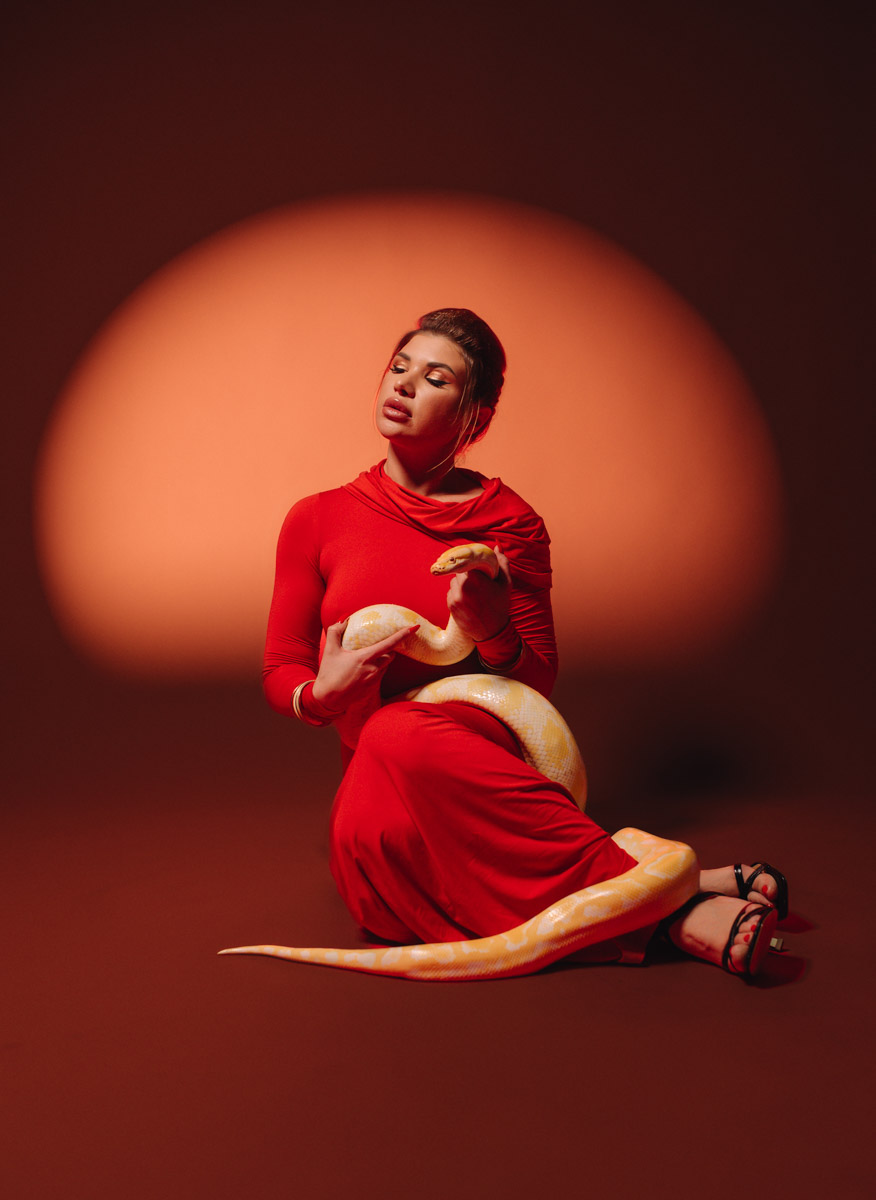 Популярная платформа Pinterest представила два десятка модных веяний 2025-го. Некоторые из них начали набирать популярность в прошлом году, а в этом их ждет настоящий триумф. Владимирские фотографы оказались на волне модных интернет-течений и воплотили в своих работах самые яркие предсказания сервиса для визуалов.