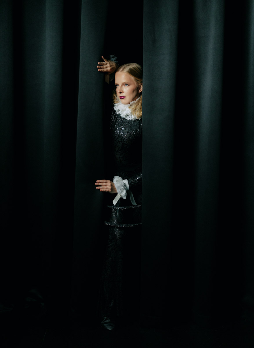 Популярная платформа Pinterest представила два десятка модных веяний 2025-го. Некоторые из них начали набирать популярность в прошлом году, а в этом их ждет настоящий триумф. Владимирские фотографы оказались на волне модных интернет-течений и воплотили в своих работах самые яркие предсказания сервиса для визуалов.