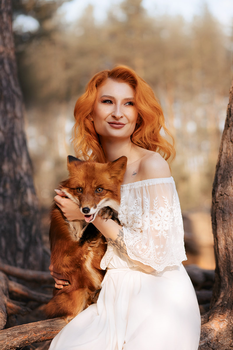 Владимирский фотограф Владислава Калниете к рыжеволосым моделям питает особую любовь. Девушки, поцелованные солнцем, — частые героини ее сказочных сюжетов. Кстати, сама она тоже имеет огненные локоны и порой не прочь встать по другую сторону камеры. Эффектными кадрами мастерица поделилась с нашим изданием.