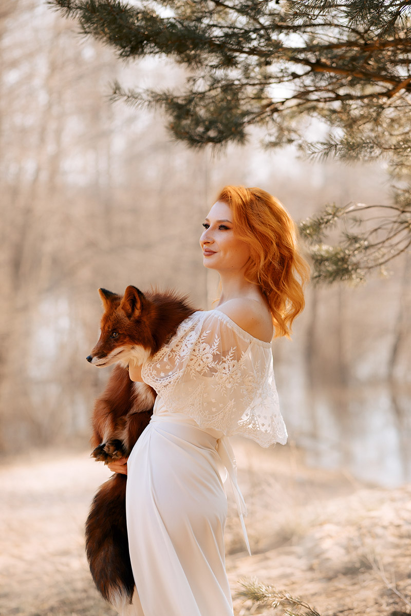 Владимирский фотограф Владислава Калниете к рыжеволосым моделям питает особую любовь. Девушки, поцелованные солнцем, — частые героини ее сказочных сюжетов. Кстати, сама она тоже имеет огненные локоны и порой не прочь встать по другую сторону камеры. Эффектными кадрами мастерица поделилась с нашим изданием.