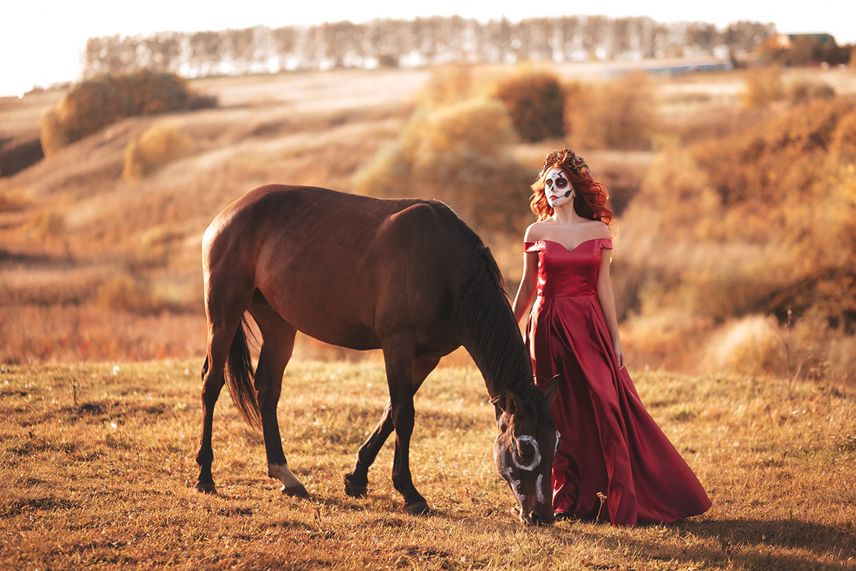 Владимирский фотограф Владислава Калниете к рыжеволосым моделям питает особую любовь. Девушки, поцелованные солнцем, — частые героини ее сказочных сюжетов. Кстати, сама она тоже имеет огненные локоны и порой не прочь встать по другую сторону камеры. Эффектными кадрами мастерица поделилась с нашим изданием.