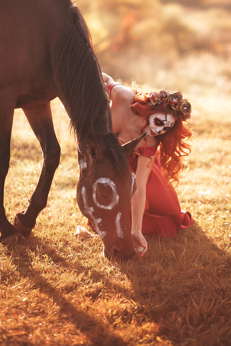 Владимирский фотограф Владислава Калниете к рыжеволосым моделям питает особую любовь. Девушки, поцелованные солнцем, — частые героини ее сказочных сюжетов. Кстати, сама она тоже имеет огненные локоны и порой не прочь встать по другую сторону камеры. Эффектными кадрами мастерица поделилась с нашим изданием.