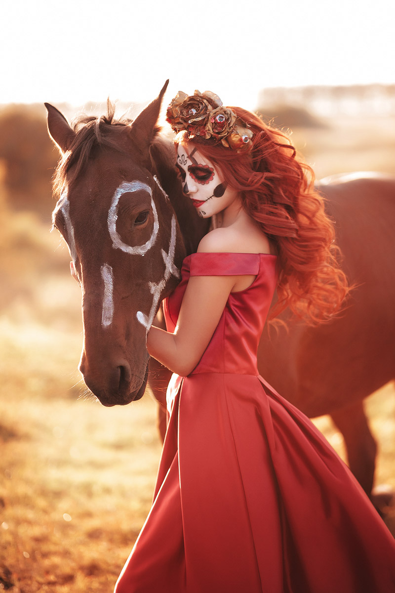 Владимирский фотограф Владислава Калниете к рыжеволосым моделям питает особую любовь. Девушки, поцелованные солнцем, — частые героини ее сказочных сюжетов. Кстати, сама она тоже имеет огненные локоны и порой не прочь встать по другую сторону камеры. Эффектными кадрами мастерица поделилась с нашим изданием.