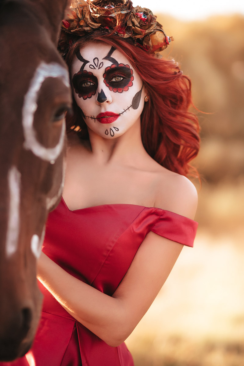 Владимирский фотограф Владислава Калниете к рыжеволосым моделям питает особую любовь. Девушки, поцелованные солнцем, — частые героини ее сказочных сюжетов. Кстати, сама она тоже имеет огненные локоны и порой не прочь встать по другую сторону камеры. Эффектными кадрами мастерица поделилась с нашим изданием.