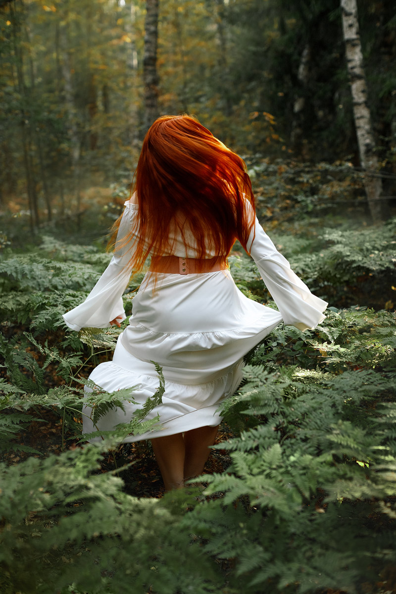 Владимирский фотограф Владислава Калниете к рыжеволосым моделям питает особую любовь. Девушки, поцелованные солнцем, — частые героини ее сказочных сюжетов. Кстати, сама она тоже имеет огненные локоны и порой не прочь встать по другую сторону камеры. Эффектными кадрами мастерица поделилась с нашим изданием.