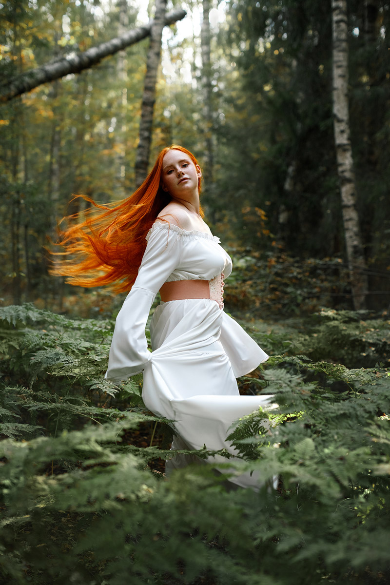 Владимирский фотограф Владислава Калниете к рыжеволосым моделям питает особую любовь. Девушки, поцелованные солнцем, — частые героини ее сказочных сюжетов. Кстати, сама она тоже имеет огненные локоны и порой не прочь встать по другую сторону камеры. Эффектными кадрами мастерица поделилась с нашим изданием.