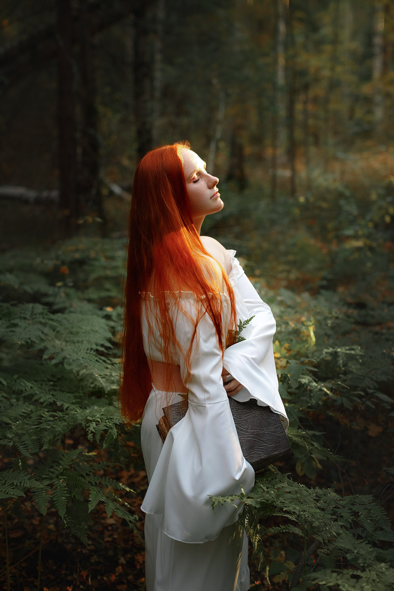 Владимирский фотограф Владислава Калниете к рыжеволосым моделям питает особую любовь. Девушки, поцелованные солнцем, — частые героини ее сказочных сюжетов. Кстати, сама она тоже имеет огненные локоны и порой не прочь встать по другую сторону камеры. Эффектными кадрами мастерица поделилась с нашим изданием.