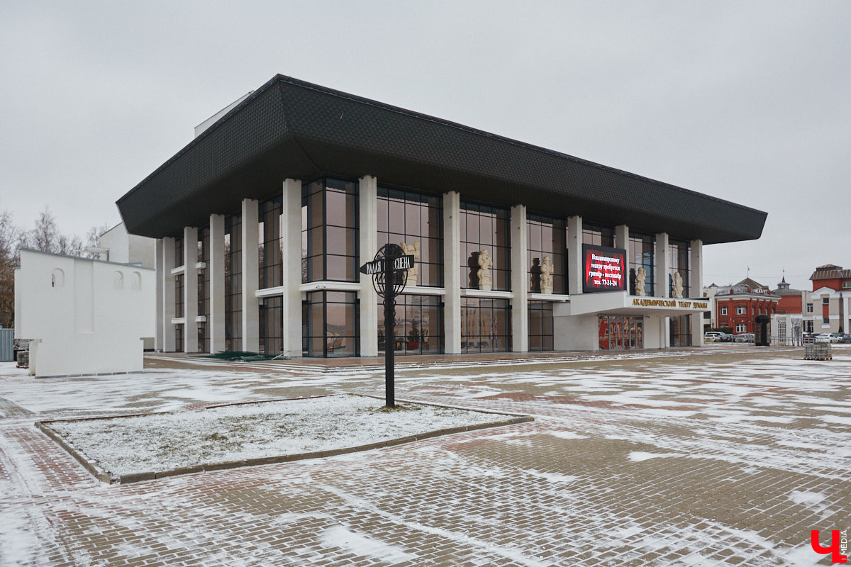 Точные сроки завершения восстановления здания театра драмы пока неизвестны. Более того, с начала года ремонтные работы на паузе, а артисты радуют зрителей премьерами, по-прежнему обживая чужие подмостки. «Ключ-Медиа» своими глазами оценил все детали грядущего преображения. Каким же увидят зрители обновленное культурное пространство после открытия?