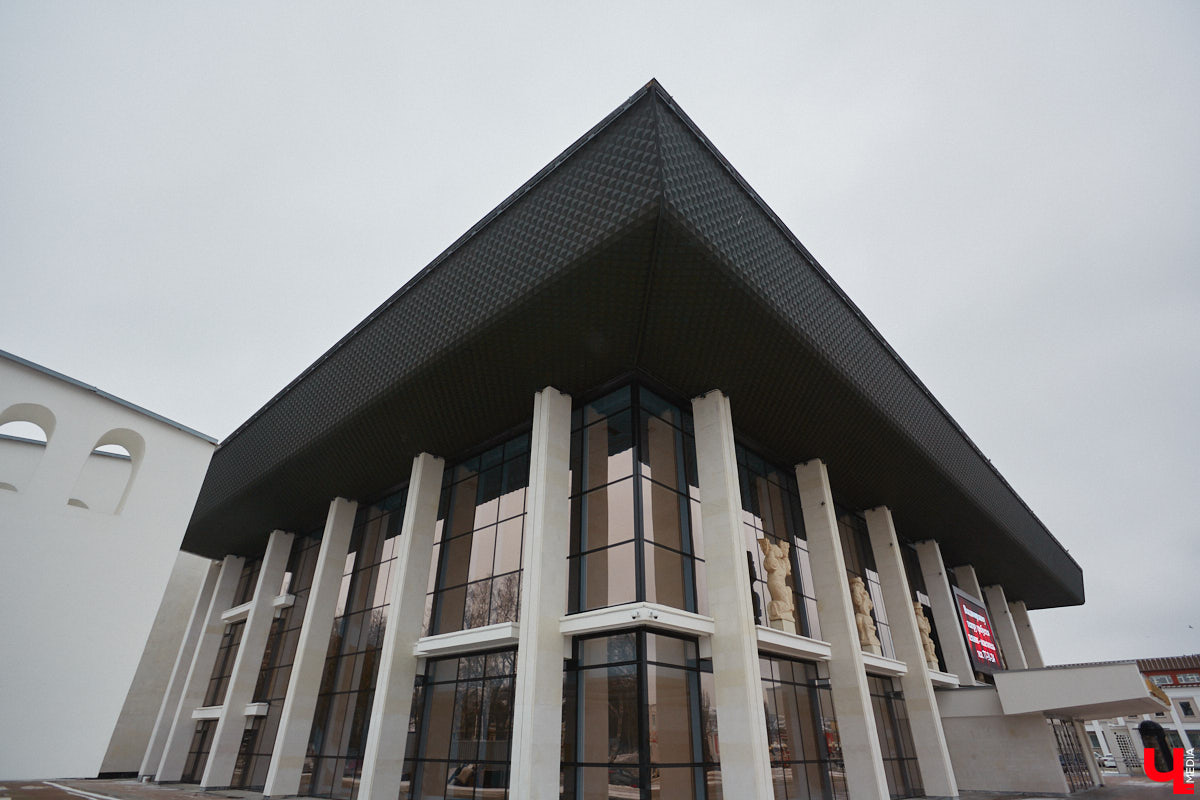 Точные сроки завершения восстановления здания театра драмы пока неизвестны. Более того, с начала года ремонтные работы на паузе, а артисты радуют зрителей премьерами, по-прежнему обживая чужие подмостки. «Ключ-Медиа» своими глазами оценил все детали грядущего преображения. Каким же увидят зрители обновленное культурное пространство после открытия?