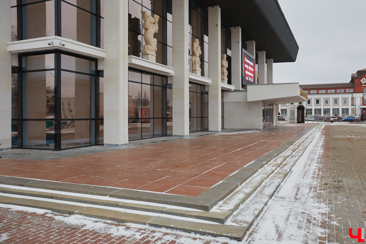 Точные сроки завершения восстановления здания театра драмы пока неизвестны. Более того, с начала года ремонтные работы на паузе, а артисты радуют зрителей премьерами, по-прежнему обживая чужие подмостки. «Ключ-Медиа» своими глазами оценил все детали грядущего преображения. Каким же увидят зрители обновленное культурное пространство после открытия?