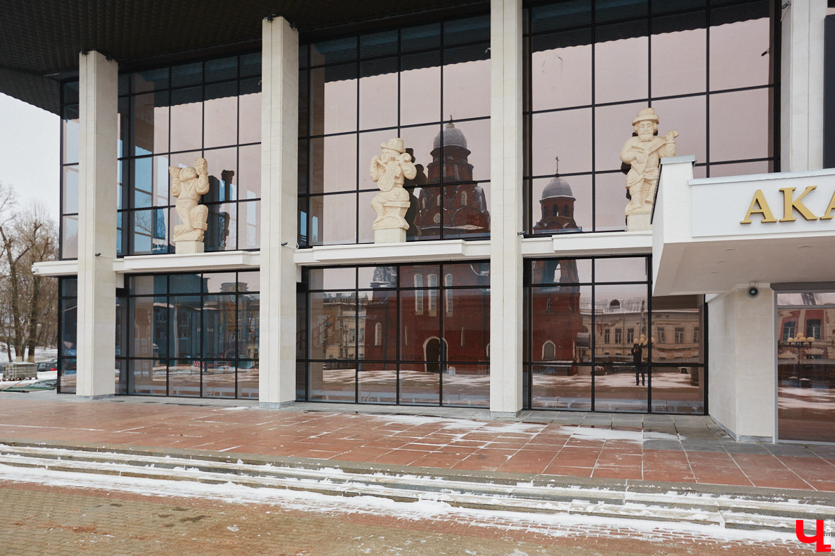 Точные сроки завершения восстановления здания театра драмы пока неизвестны. Более того, с начала года ремонтные работы на паузе, а артисты радуют зрителей премьерами, по-прежнему обживая чужие подмостки. «Ключ-Медиа» своими глазами оценил все детали грядущего преображения. Каким же увидят зрители обновленное культурное пространство после открытия?