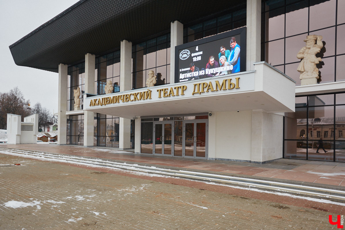 Точные сроки завершения восстановления здания театра драмы пока неизвестны. Более того, с начала года ремонтные работы на паузе, а артисты радуют зрителей премьерами, по-прежнему обживая чужие подмостки. «Ключ-Медиа» своими глазами оценил все детали грядущего преображения. Каким же увидят зрители обновленное культурное пространство после открытия?