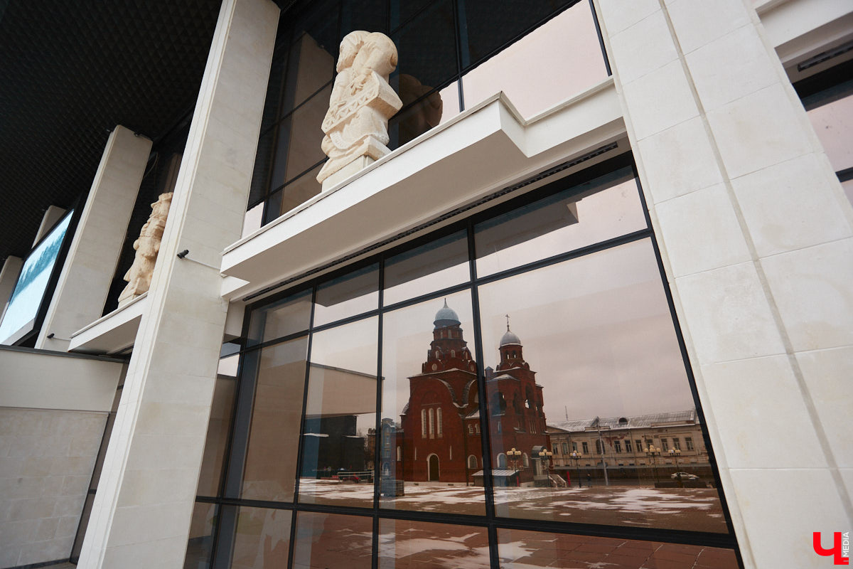 Точные сроки завершения восстановления здания театра драмы пока неизвестны. Более того, с начала года ремонтные работы на паузе, а артисты радуют зрителей премьерами, по-прежнему обживая чужие подмостки. «Ключ-Медиа» своими глазами оценил все детали грядущего преображения. Каким же увидят зрители обновленное культурное пространство после открытия?