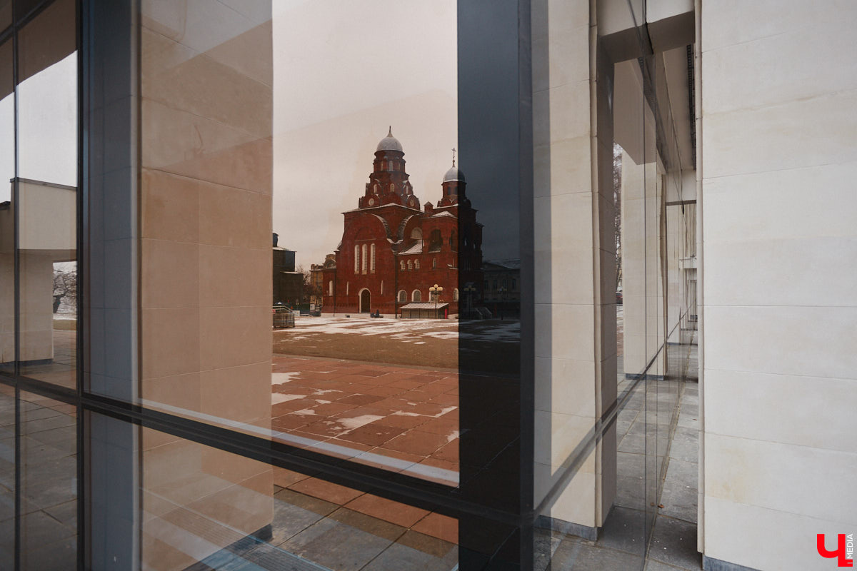 Точные сроки завершения восстановления здания театра драмы пока неизвестны. Более того, с начала года ремонтные работы на паузе, а артисты радуют зрителей премьерами, по-прежнему обживая чужие подмостки. «Ключ-Медиа» своими глазами оценил все детали грядущего преображения. Каким же увидят зрители обновленное культурное пространство после открытия?