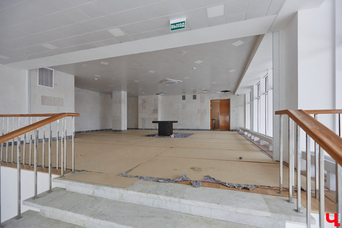 Точные сроки завершения восстановления здания театра драмы пока неизвестны. Более того, с начала года ремонтные работы на паузе, а артисты радуют зрителей премьерами, по-прежнему обживая чужие подмостки. «Ключ-Медиа» своими глазами оценил все детали грядущего преображения. Каким же увидят зрители обновленное культурное пространство после открытия?