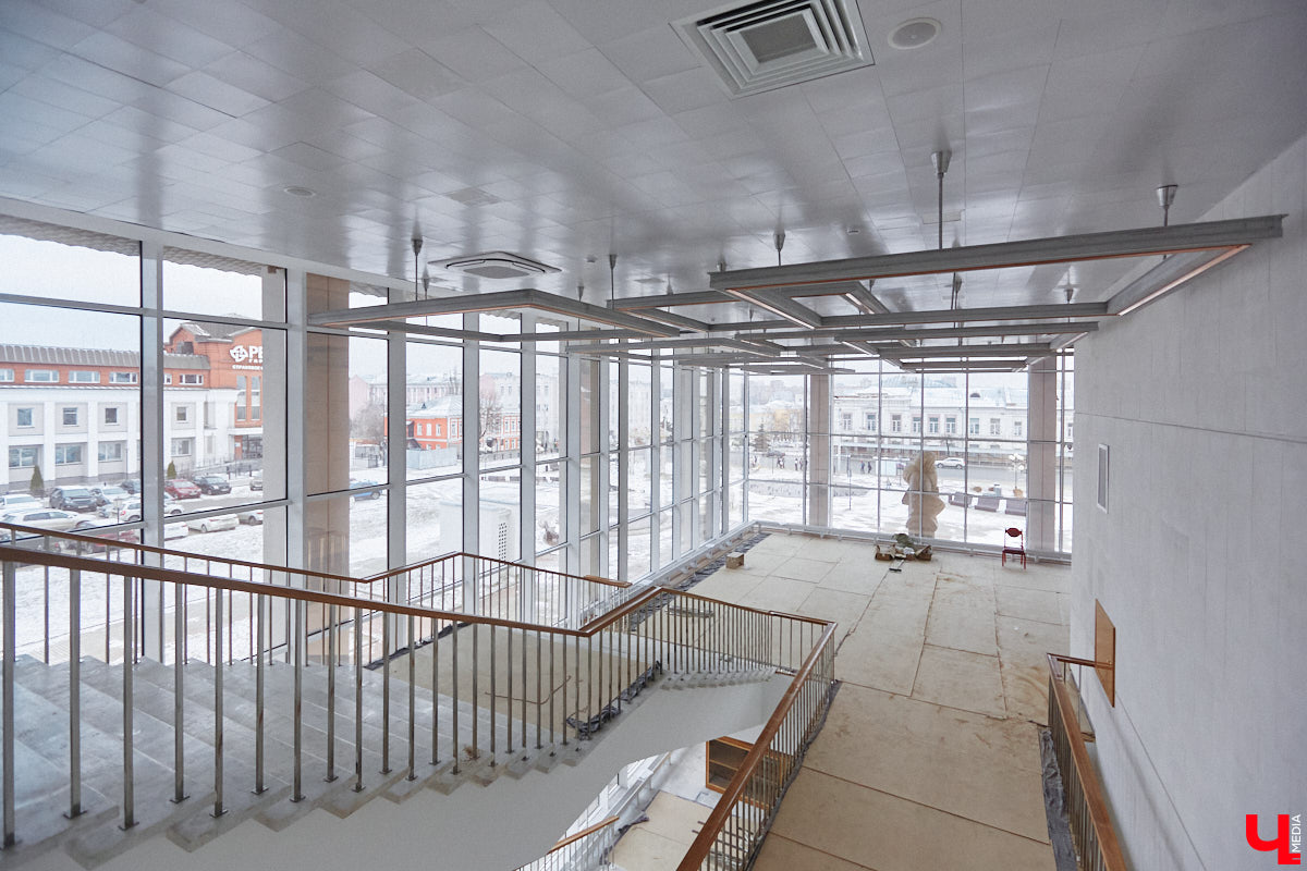 Точные сроки завершения восстановления здания театра драмы пока неизвестны. Более того, с начала года ремонтные работы на паузе, а артисты радуют зрителей премьерами, по-прежнему обживая чужие подмостки. «Ключ-Медиа» своими глазами оценил все детали грядущего преображения. Каким же увидят зрители обновленное культурное пространство после открытия?