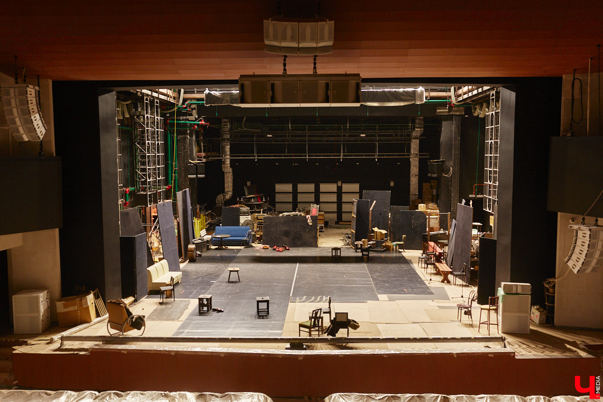 Точные сроки завершения восстановления здания театра драмы пока неизвестны. Более того, с начала года ремонтные работы на паузе, а артисты радуют зрителей премьерами, по-прежнему обживая чужие подмостки. «Ключ-Медиа» своими глазами оценил все детали грядущего преображения. Каким же увидят зрители обновленное культурное пространство после открытия?