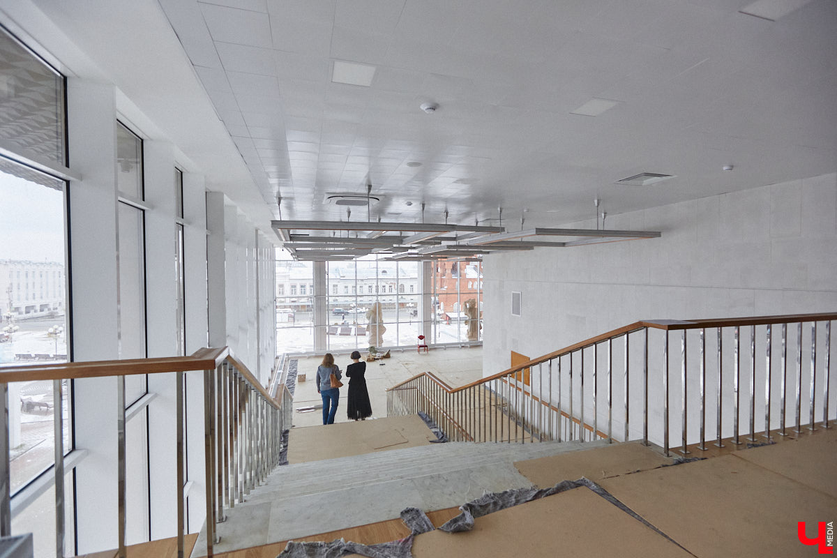Точные сроки завершения восстановления здания театра драмы пока неизвестны. Более того, с начала года ремонтные работы на паузе, а артисты радуют зрителей премьерами, по-прежнему обживая чужие подмостки. «Ключ-Медиа» своими глазами оценил все детали грядущего преображения. Каким же увидят зрители обновленное культурное пространство после открытия?