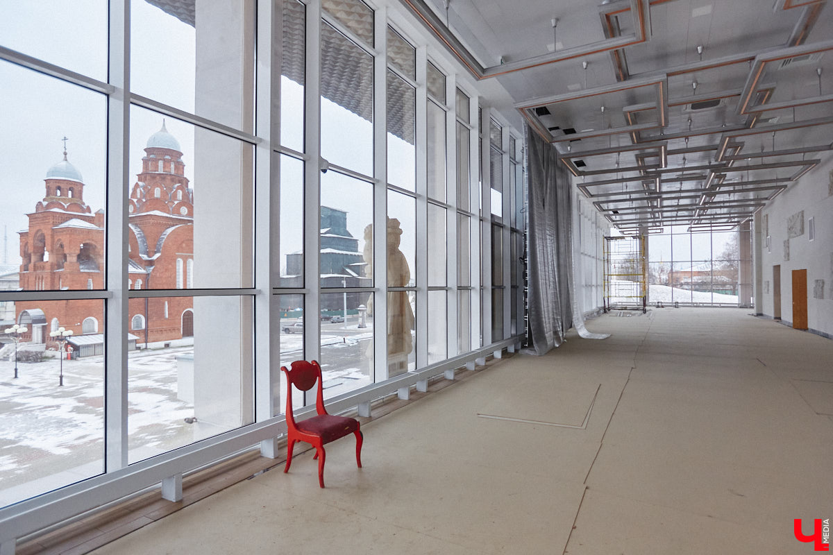 Точные сроки завершения восстановления здания театра драмы пока неизвестны. Более того, с начала года ремонтные работы на паузе, а артисты радуют зрителей премьерами, по-прежнему обживая чужие подмостки. «Ключ-Медиа» своими глазами оценил все детали грядущего преображения. Каким же увидят зрители обновленное культурное пространство после открытия?