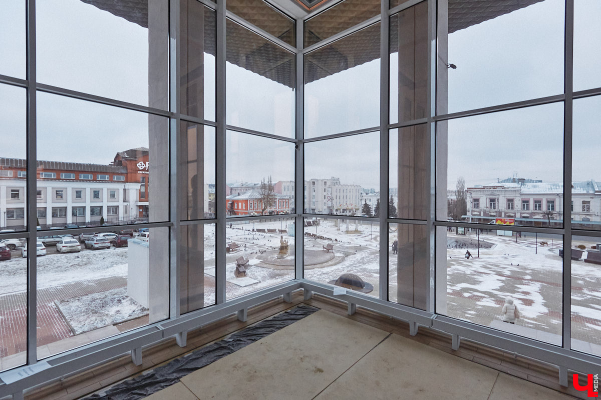 Точные сроки завершения восстановления здания театра драмы пока неизвестны. Более того, с начала года ремонтные работы на паузе, а артисты радуют зрителей премьерами, по-прежнему обживая чужие подмостки. «Ключ-Медиа» своими глазами оценил все детали грядущего преображения. Каким же увидят зрители обновленное культурное пространство после открытия?