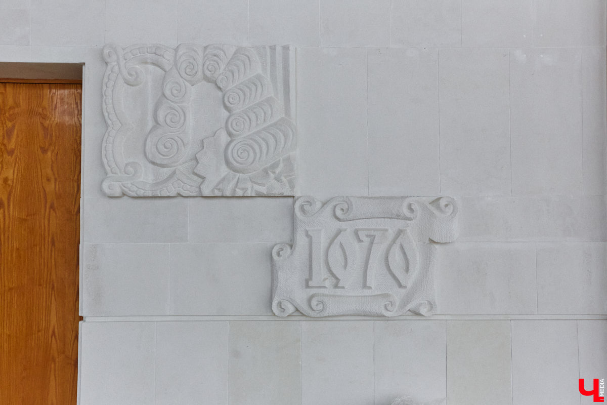 Точные сроки завершения восстановления здания театра драмы пока неизвестны. Более того, с начала года ремонтные работы на паузе, а артисты радуют зрителей премьерами, по-прежнему обживая чужие подмостки. «Ключ-Медиа» своими глазами оценил все детали грядущего преображения. Каким же увидят зрители обновленное культурное пространство после открытия?