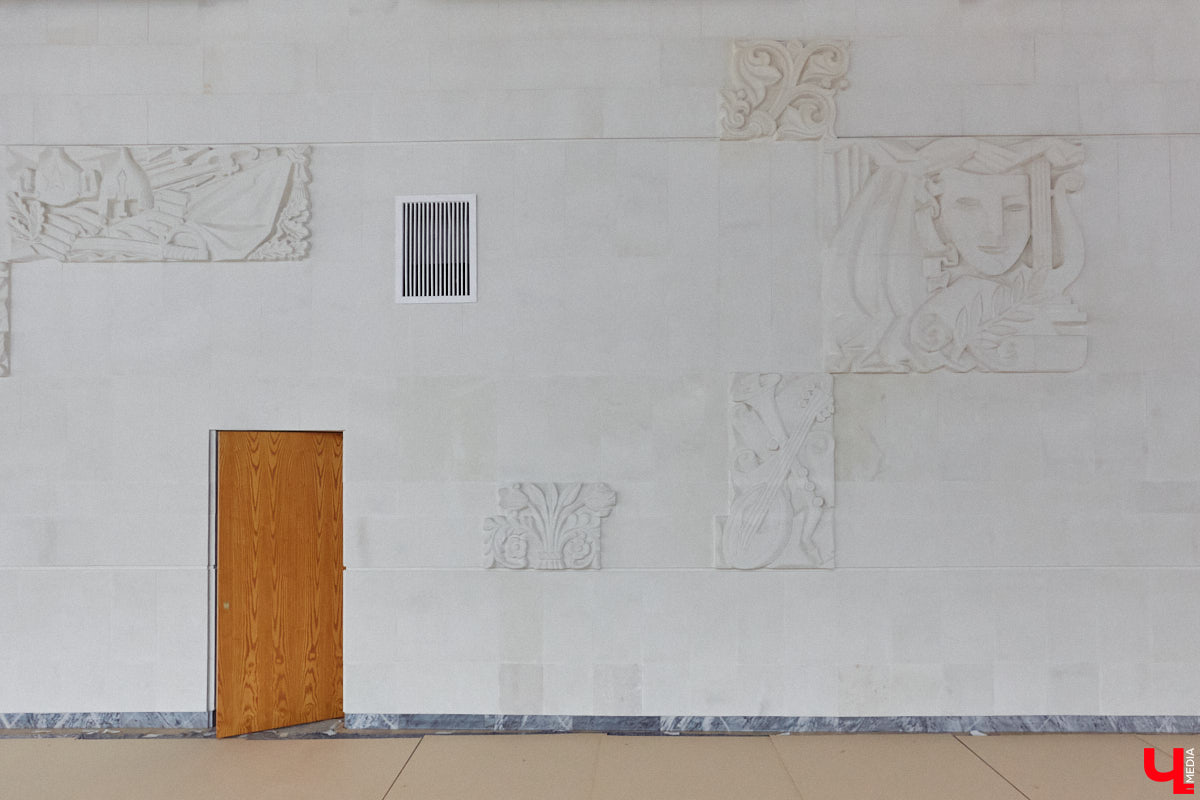 Точные сроки завершения восстановления здания театра драмы пока неизвестны. Более того, с начала года ремонтные работы на паузе, а артисты радуют зрителей премьерами, по-прежнему обживая чужие подмостки. «Ключ-Медиа» своими глазами оценил все детали грядущего преображения. Каким же увидят зрители обновленное культурное пространство после открытия?